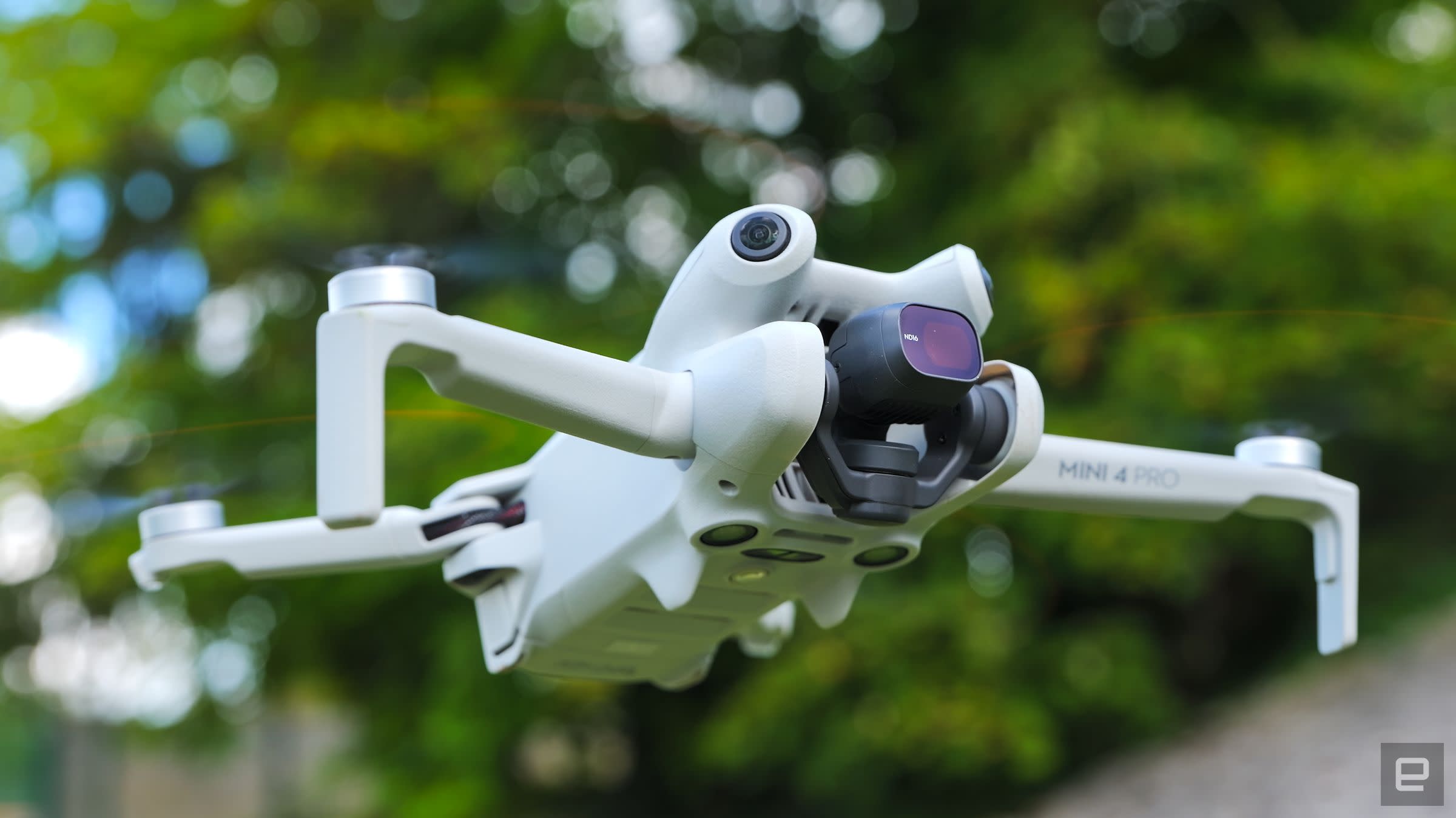DJI Mini 4 Pro volando sobre un paisaje natural, mostrando su capacidad de captura en entornos al aire libre.