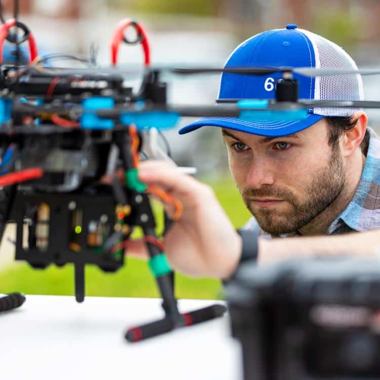 Trabajador de Mitre analizando drone